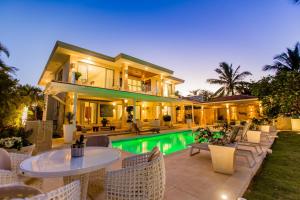Villa Paradiso Luxury - Golf, Pool, Staff included