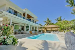 Villa Paradiso Luxury - Golf, Pool, Staff included
