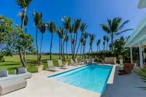 Villa Paradiso Luxury - Golf, Pool, Staff included