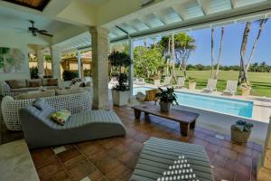 Villa Paradiso Luxury - Golf, Pool, Staff included