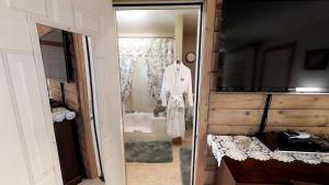 Romantic Suite with Hot Tub in a Bed and Breakfast in Arrington, Virginia