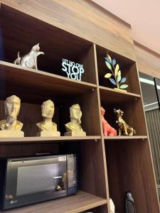 Cozy Studio Escape with Aravalli Hills View