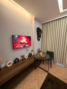 Cozy Studio Escape with Aravalli Hills View
