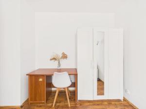 Riverside Apartment Niewielka 29A Warsaw by Solarento