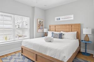 Hang Ten House- 2.5 Blocks to Beach- Pet Friendly