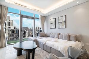 Stunning Infinity Pool w Burj View 2BR Paramount