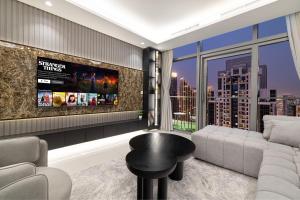 Stunning Infinity Pool w Burj View 2BR Paramount