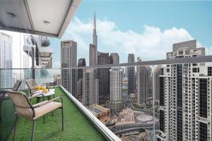 Stunning Infinity Pool w Burj View 2BR Paramount