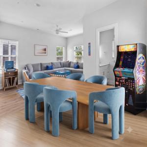 Hang Ten House- 2.5 Blocks to Beach- Pet Friendly