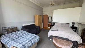 Old Style Triple Studio Room, Private En-suite & Kitchenette near Singleton Hospital & Uni R3