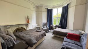 Old Style Triple Studio Room, Private En-suite & Kitchenette near Singleton Hospital & Uni R3