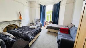 Old Style Triple Studio Room, Private En-suite & Kitchenette near Singleton Hospital & Uni R3
