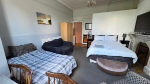 Old Style Triple Studio Room, Private En-suite & Kitchenette near Singleton Hospital & Uni R3