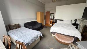 Old Style Triple Studio Room, Private En-suite & Kitchenette near Singleton Hospital & Uni R3