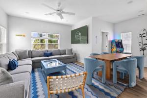 Hang Ten House- 2.5 Blocks to Beach- Pet Friendly