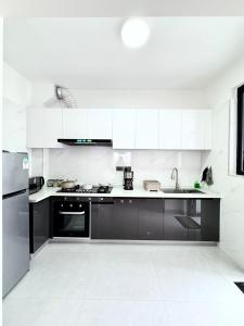 17th-Floor Kilimani City View-Malls, Pool, Gym, Workspace