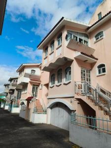 4 bedroom duplex 50 metres to the beach
