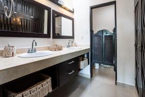 Stunning Large Remodeled Penthouse-Big Canal Views
