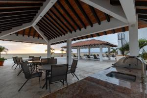 Ocean view 2Br Condo-Balcony-Beach-Pool - 902