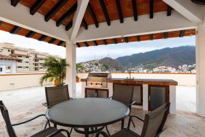 Ocean view 2Br Condo-Balcony-Beach-Pool - 902