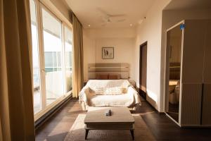 The Golden Nest - Sunlit Studio near Airport