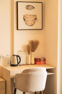 The Golden Nest - Sunlit Studio near Airport