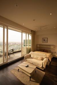 The Golden Nest - Sunlit Studio near Airport