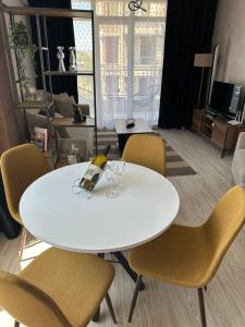 Modern & Fully Equipped Apartment- Stylish Comfort