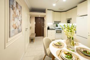 New Metropolis 2-Bedroom Suite 900m to Central Station with Air-conditioning