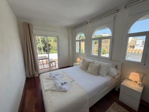 Camelia Beach House Pool, BBQ and Beach
