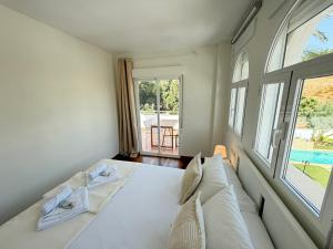 Camelia Beach House Pool, BBQ and Beach