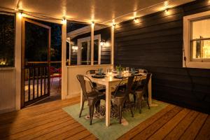Hot Tub, Fire Pit, Ping-Pong & Fenced Yard Dogs