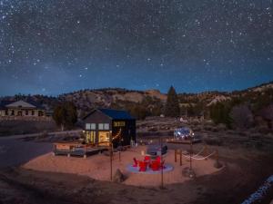 Stargazing Retreat with Hot Tub Deck Hammocks BBQ