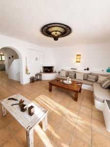 Spacious Cycladic House near Logaras Beach