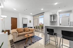 Hermoso Apartamento con Cochera y Parrilla! Vista a Villa Morra 5