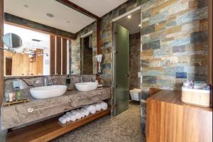 Bliss Properties Premium Jacuzzi Suite by Cape of Rodon