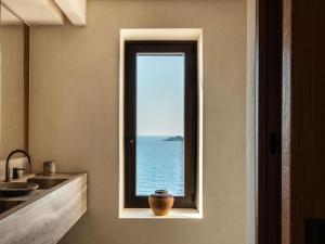 Luura - Cliff, Paros, Morgans Originals