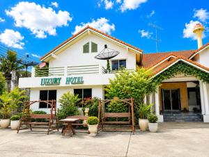 โรงแรมลักเซอรี่ Luxury Hotel