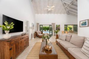 Stunning Family Villa with Private Pool Near Beach - Gibbs Glade Villa