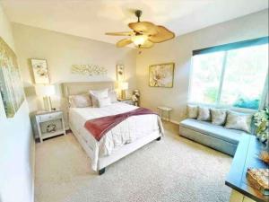 Country club Home with Lakeside Views Golf
