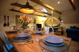 Bohemian Chic 2 Bedroom 2 Bathroom Loft with Hanging Chair