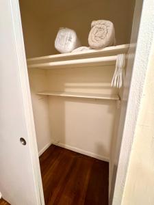 COZY CUTE STUDIO IN MIDTOWN EAST MANHATTAN ELEVATOR LAUNDRY STEPS to SUBWAY