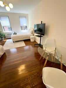 COZY CUTE STUDIO IN MIDTOWN EAST MANHATTAN ELEVATOR LAUNDRY STEPS to SUBWAY