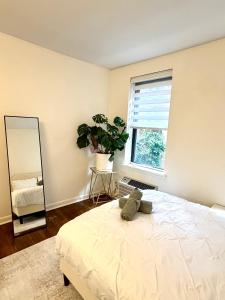COZY CUTE STUDIO IN MIDTOWN EAST MANHATTAN ELEVATOR LAUNDRY STEPS to SUBWAY