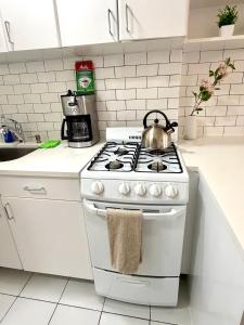 COZY CUTE STUDIO IN MIDTOWN EAST MANHATTAN ELEVATOR LAUNDRY STEPS to SUBWAY