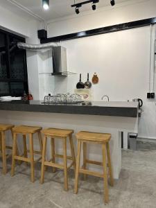 9 mins to BTS 2 Beds Private Suite Room and Shower