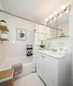 COZY CUTE STUDIO IN MIDTOWN EAST MANHATTAN ELEVATOR LAUNDRY STEPS to SUBWAY