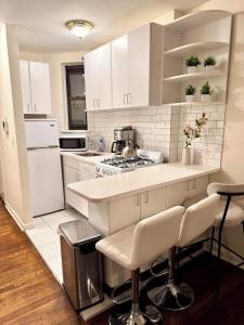 COZY CUTE STUDIO IN MIDTOWN EAST MANHATTAN ELEVATOR LAUNDRY STEPS to SUBWAY