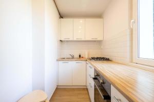 Komfortowy Apartament z Balkonem Blisko ERGO ARENA by Noclegi Renters