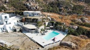 Plakas Petite seaside view
